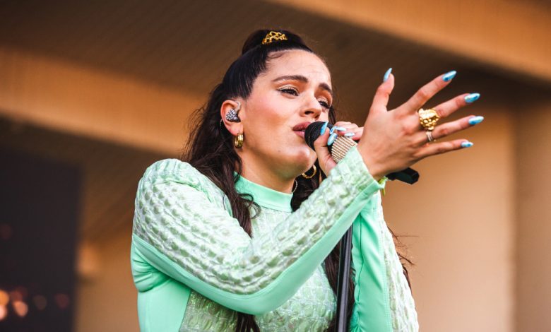 la estrella del pop flamenco español Rosalía actúa en el festival de música Lollapalooza en Grant Park, Chicago.