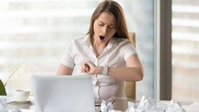 Empresaria cansada esperando el final del d&iacute;a de trabajo / sedentarismo