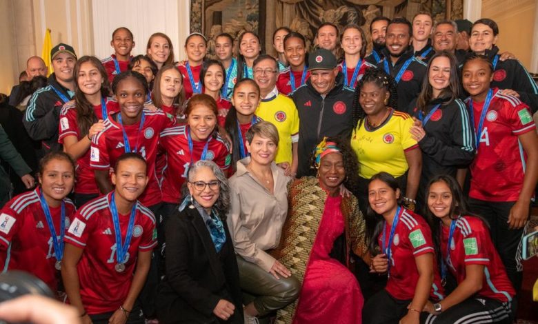 jugadoras de la Selecci&oacute;n Colombia posan durante homenaje del Gobierno