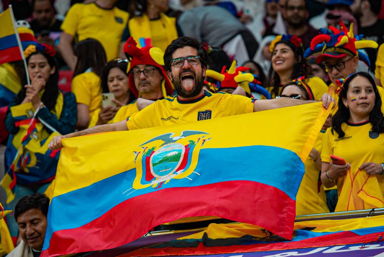 hincha con la bandera de ecuador en el mundial catar 2022