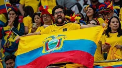 hincha con la bandera de ecuador en el mundial catar 2022