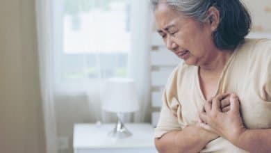 Se&ntilde;ora tocando su pecho con fuerte dolor, por s&iacute;ntomas que anticipan infarto / ataque al coraz&oacute;n