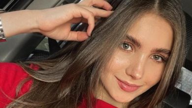 Shaira tom&aacute;ndose una selfie