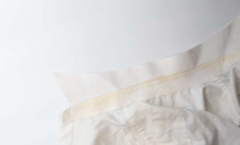 Trucos para quitar las manchas amarillas de la ropa blanca