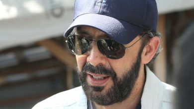 Juan Luis Guerra con gafas de sol y gorra