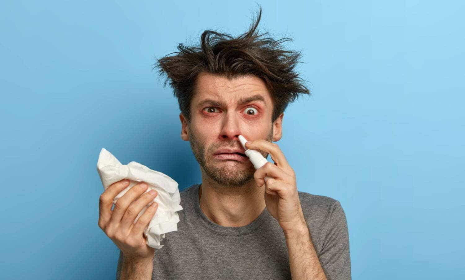 hombre enfermo con s&iacute;ntomas de sinusitis