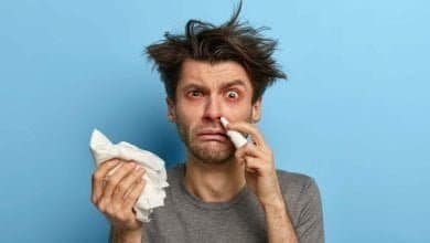 hombre enfermo con s&iacute;ntomas de sinusitis