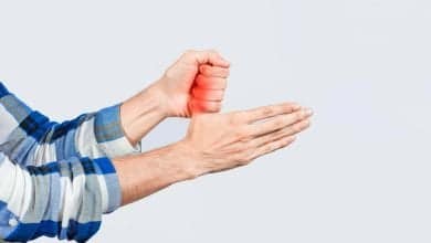 persona con dedo pulgar atascado como dedo gatillo
