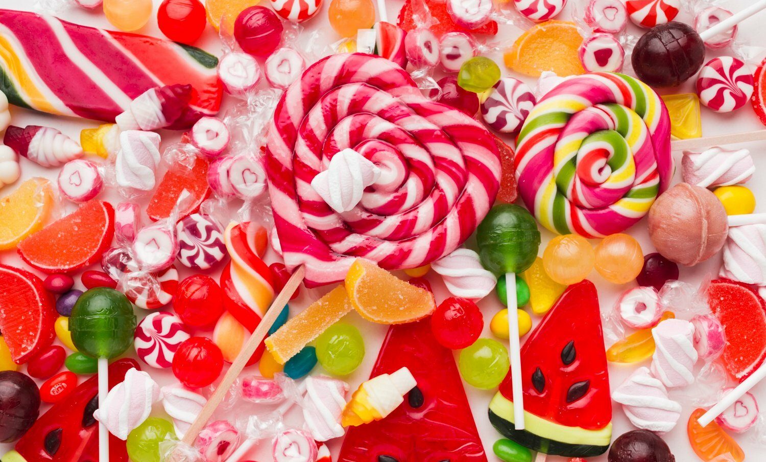 Vista superior montón de dulces coloridos que pueden crear adicción al azúcar