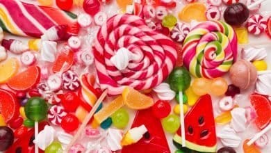 Vista superior mont&oacute;n de dulces coloridos que pueden crear adicci&oacute;n al az&uacute;car