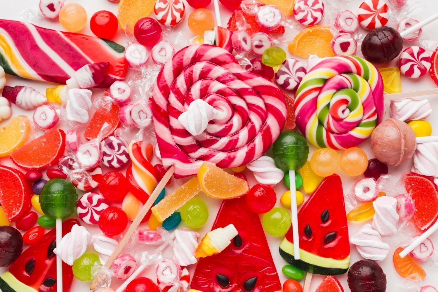 Vista superior montón de dulces coloridos que pueden crear adicción al azúcar