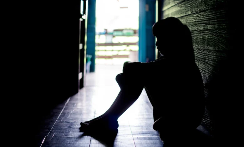 tristes niños solitarios llorando mientras está sentada en el suelo de una habitación oscura | aceptó haber abusado
