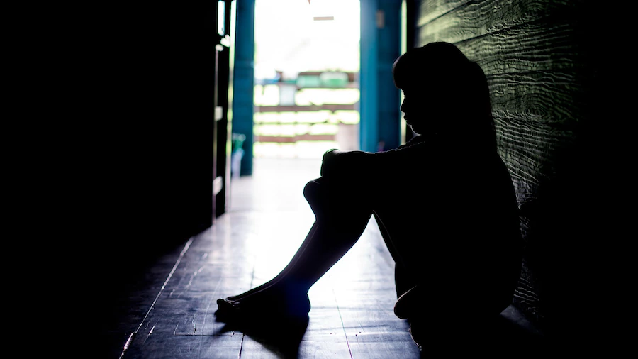 tristes niños solitarios llorando mientras está sentada en el suelo de una habitación oscura | aceptó haber abusado
