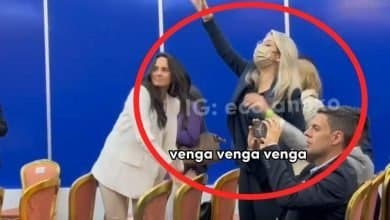 Vicky D&aacute;vila intentando hacerle una pregunta a Maduro