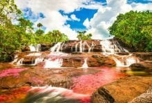 R&iacute;o de cascada multicolor en Colombia Ca&ntilde;o Cristales / destinos