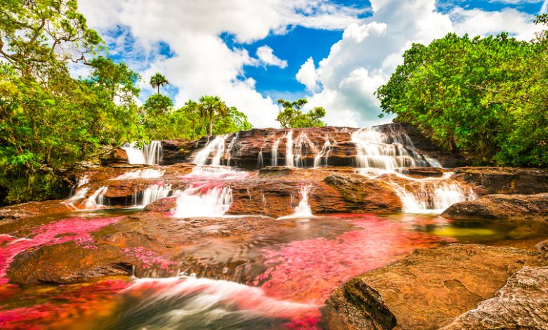 R&iacute;o de cascada multicolor en Colombia Ca&ntilde;o Cristales / destinos