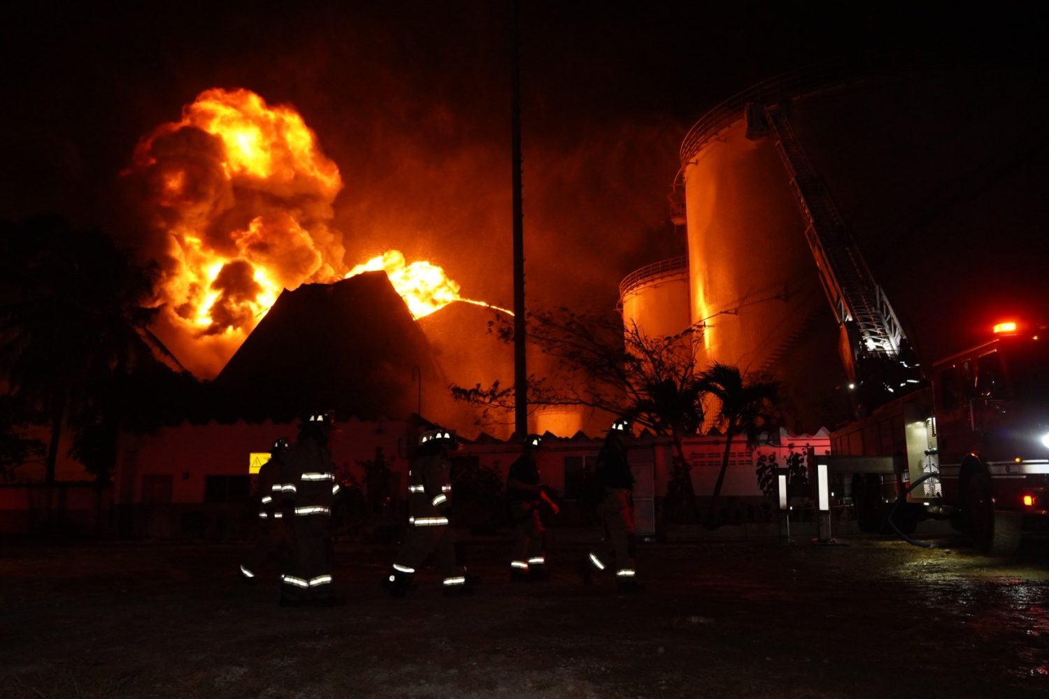 Incendio en Barranquilla contin&uacute;a tras m&aacute;s de 28 horas; bomberos luchan por evitar que otro tanque se prenda