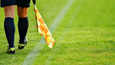 &Aacute;rbitro asistente se mueve a lo largo de la l&iacute;nea lateral durante un partido de f&uacute;tbol / Mary Blanco