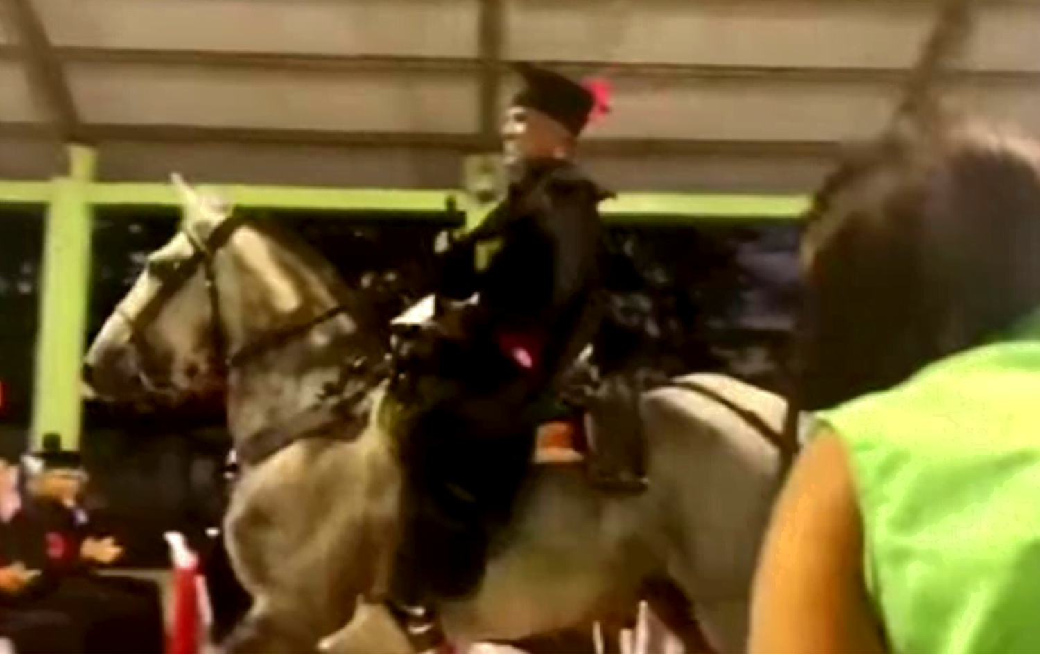 joven llega su graduaci&oacute;n a bordo de un caballo