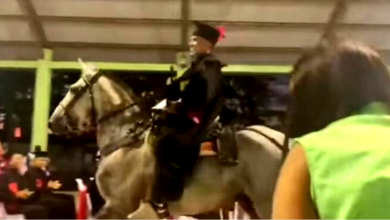 joven llega su graduaci&oacute;n a bordo de un caballo