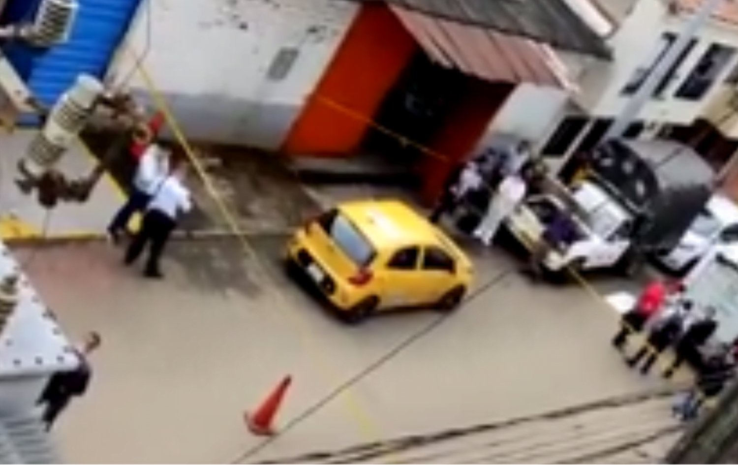 un taxi parqueado en Medellín con dos cuerpos sin vida en su interior