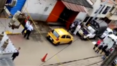 un taxi parqueado en Medell&iacute;n con dos cuerpos sin vida en su interior