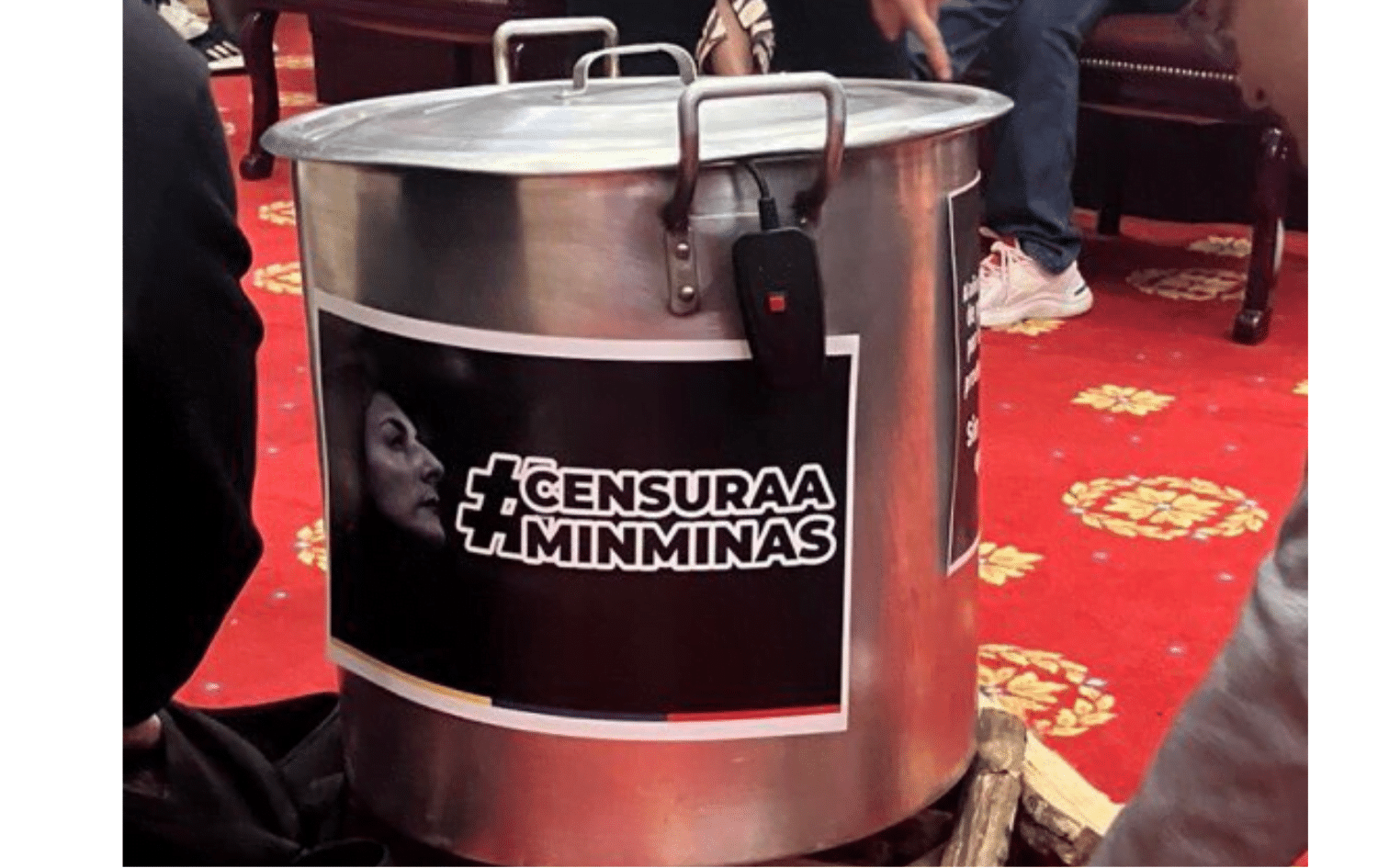 Olla en le&ntilde;a encendida dentro del congreso de la rep&uacute;blica