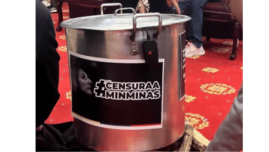 Olla en le&ntilde;a encendida dentro del congreso de la rep&uacute;blica