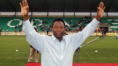 Pel&eacute; durante su visita para la apertura de la nueva arena del Skoda Xanthi FC en Xanthi, 12 de mayo de 2005