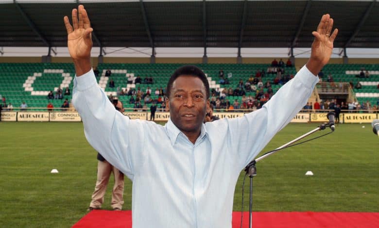 Pel&eacute; durante su visita para la apertura de la nueva arena del Skoda Xanthi FC en Xanthi, 12 de mayo de 2005