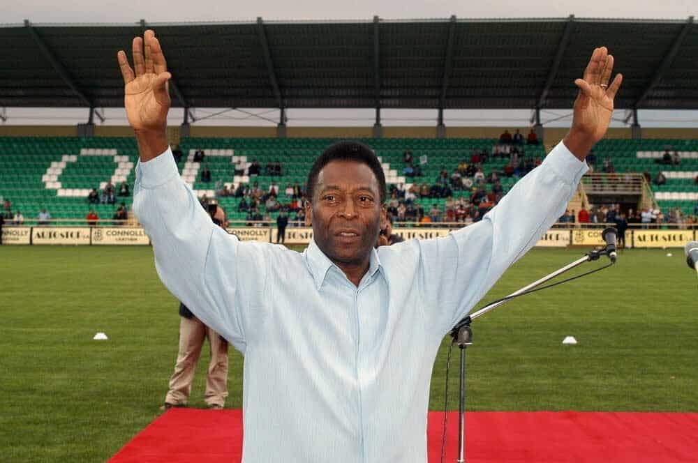 Pel&eacute; durante su visita para la apertura de la nueva arena del Skoda Xanthi FC en Xanthi, 12 de mayo de 2005