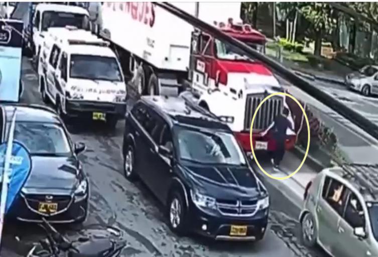 Insólito: A mujer le pasó un camión por encima cuando iba hablando por celular y se salvó