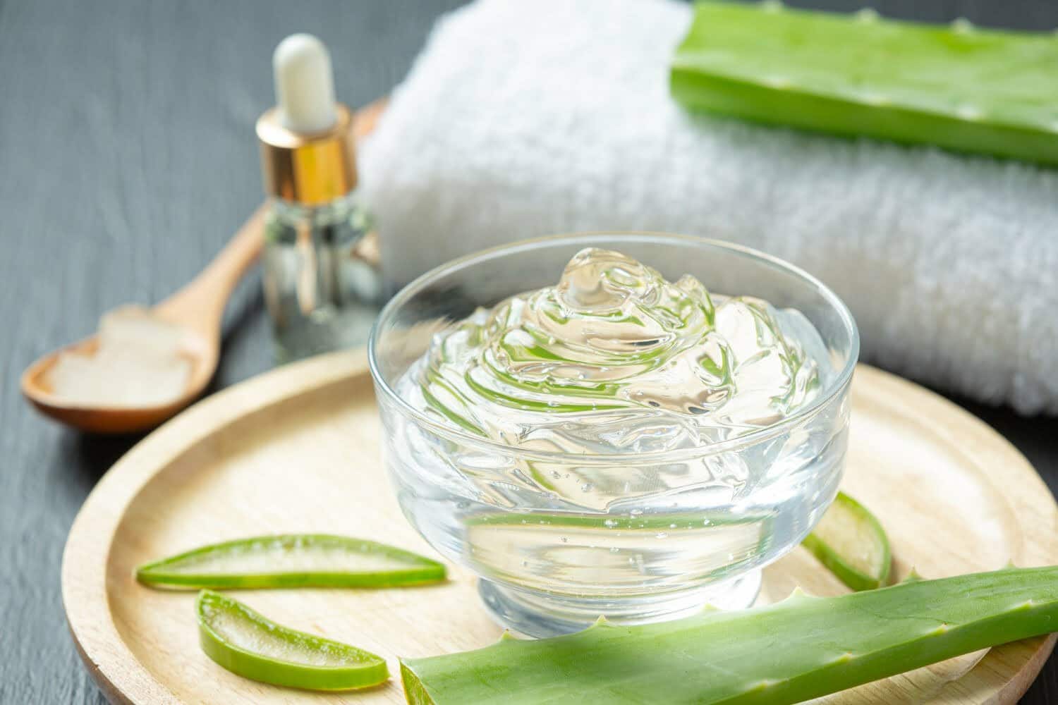 recipiente con gel de aloe vera para tratar las cicatrices