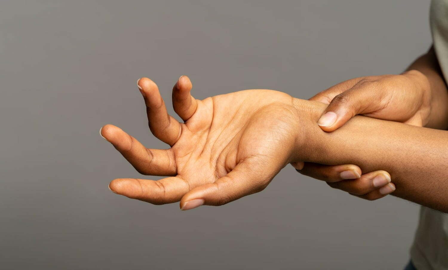 manos de persona, con hormigueo, síntoma del síndrome de raynaud