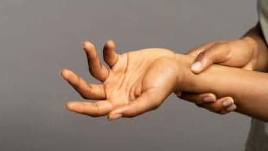 manos de persona, con hormigueo, s&iacute;ntoma del s&iacute;ndrome de raynaud