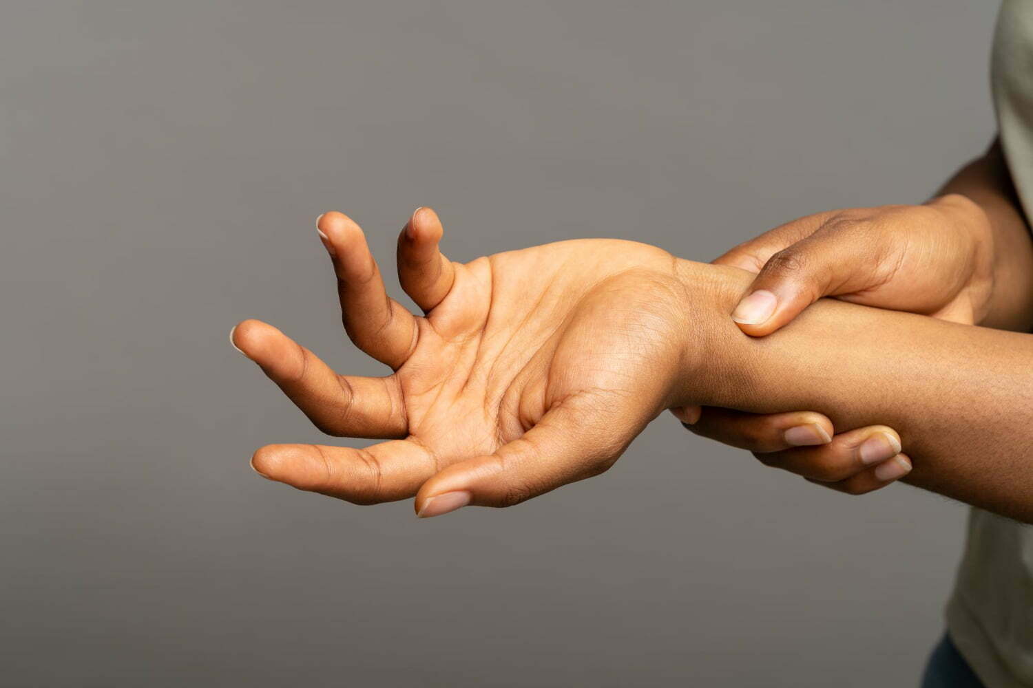 manos de persona, con hormigueo, s&iacute;ntoma del s&iacute;ndrome de raynaud