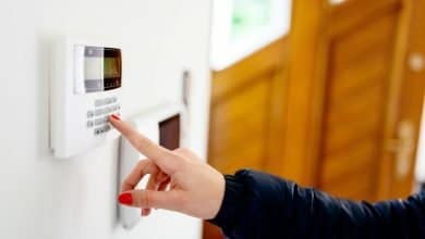 Mujer joven que ingresa c&oacute;digo de seguridad en el teclado del sistema de alarma de seguridad dom&eacute;stica / fin de a&ntilde;o / semana santa