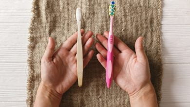 con cepillo de dientes de bamb&uacute; natural y en otro cepillo de dientes de pl&aacute;stico / cepillo de bamb&uacute;