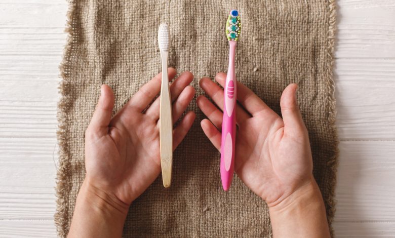 con cepillo de dientes de bamb&uacute; natural y en otro cepillo de dientes de pl&aacute;stico / cepillo de bamb&uacute;