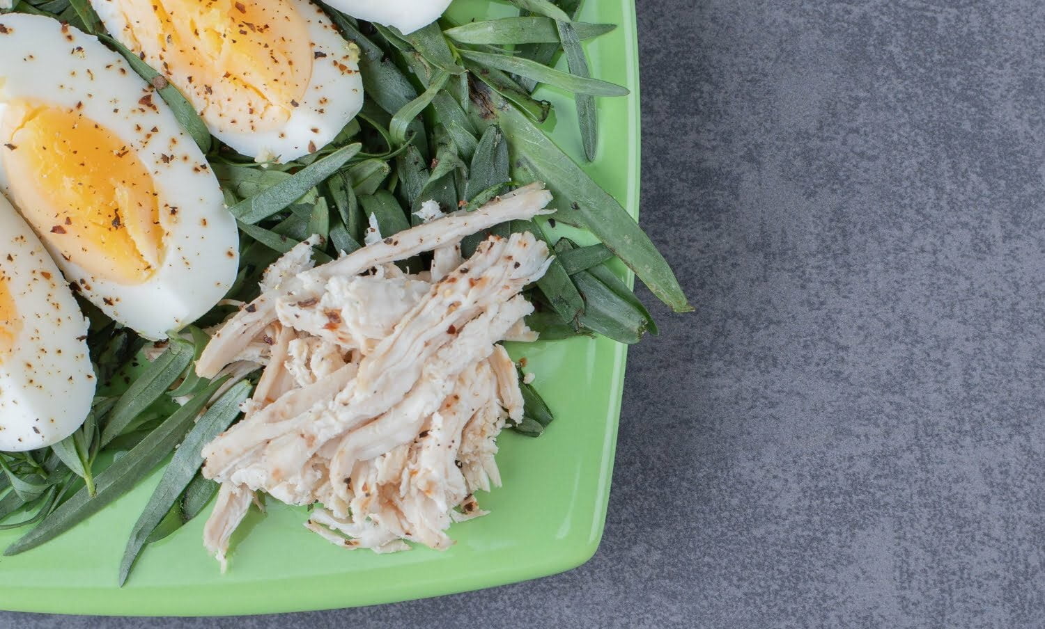 Foto de plato de comida con huevos duros y pollo