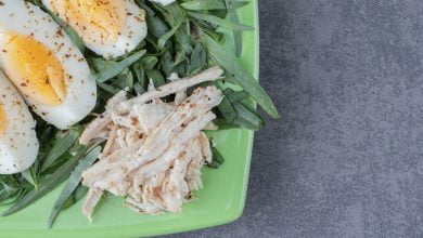 Foto de plato de comida con huevos duros y pollo