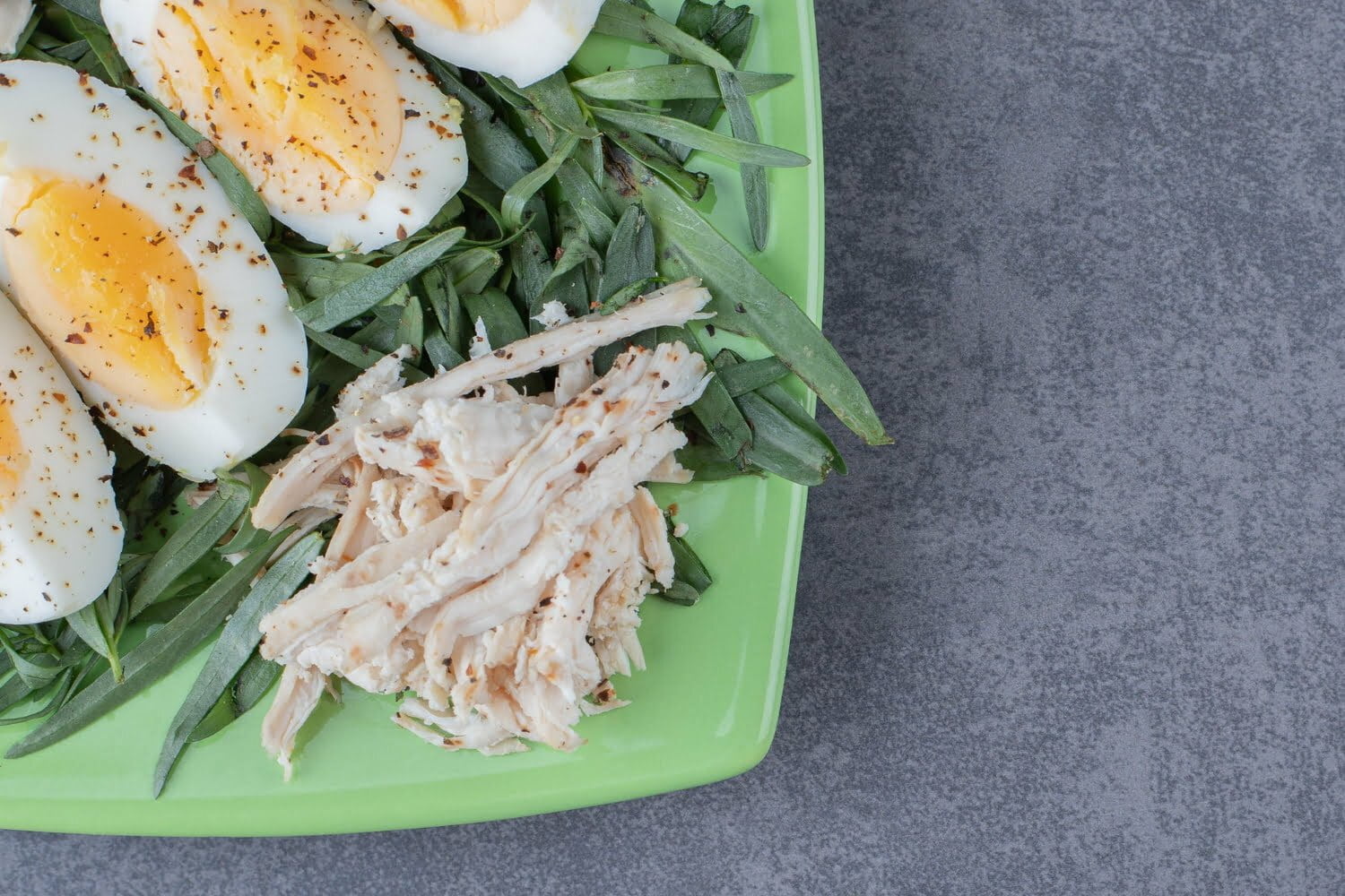 Foto de plato de comida con huevos duros y pollo