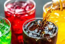 Foto de bebidas gaseosas de colores, servidas en vasos / derrame cerebral / aspartamo / abdomen plano