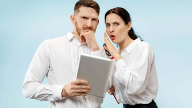 dos personas mirando con desconfianza, a un mentiroso compulsivo