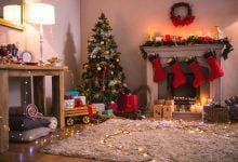 sala de estar con chimenea y árbol de navidad / datos curiosos sobre la Navidad
