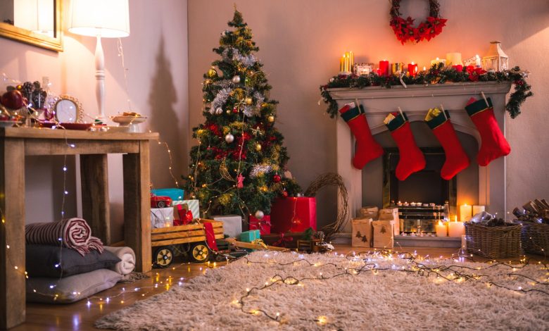 sala de estar con chimenea y árbol de navidad / datos curiosos sobre la Navidad