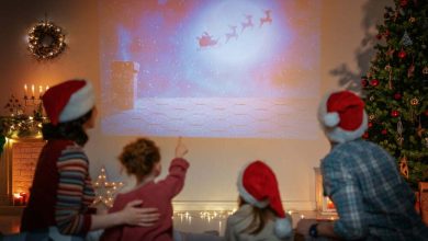 viendo pel&iacute;culas de vacaciones en casa. Madre, padre e hijas pasan tiempo juntos. / disney+