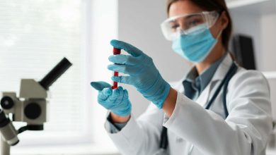 bacteri&oacute;loga analizando muestra de sangre en busca de septicemia en ella | Impactante caso m&eacute;dico