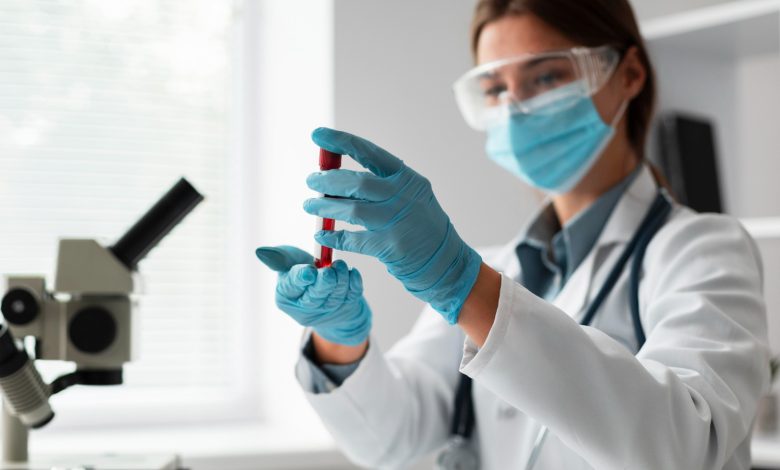 bacterióloga analizando muestra de sangre en busca de septicemia en ella | Impactante caso médico