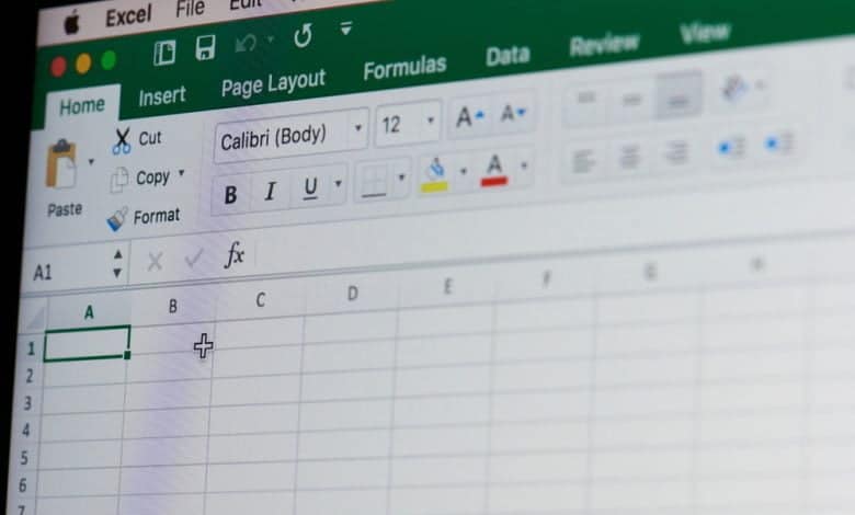 Hoja de c&aacute;lculo de Excel de Microsoft Office en la pantalla del port&aacute;til de cerca